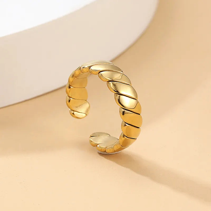Crossiant Rope Ring