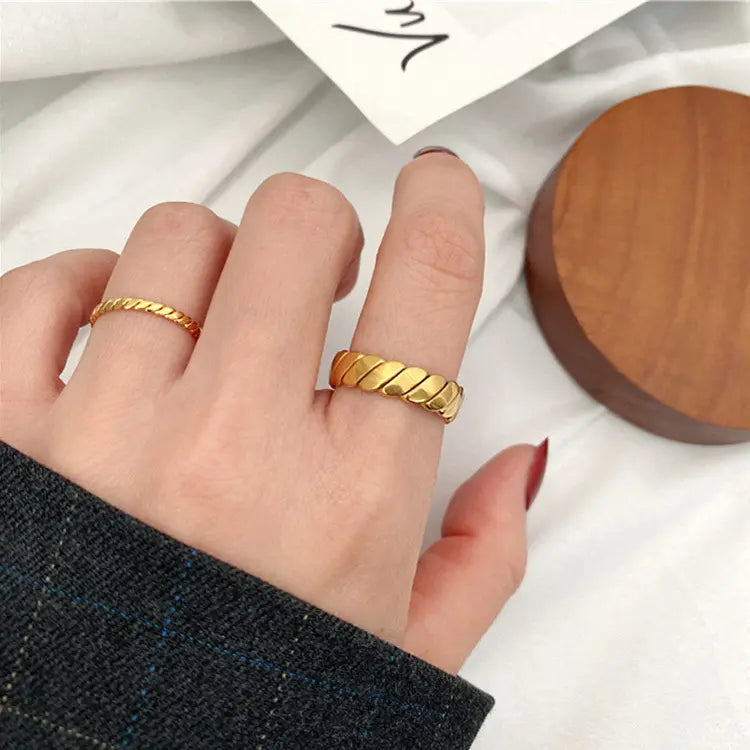 Crossiant Rope Ring