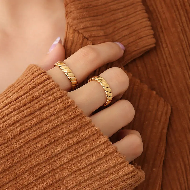 Crossiant Rope Ring