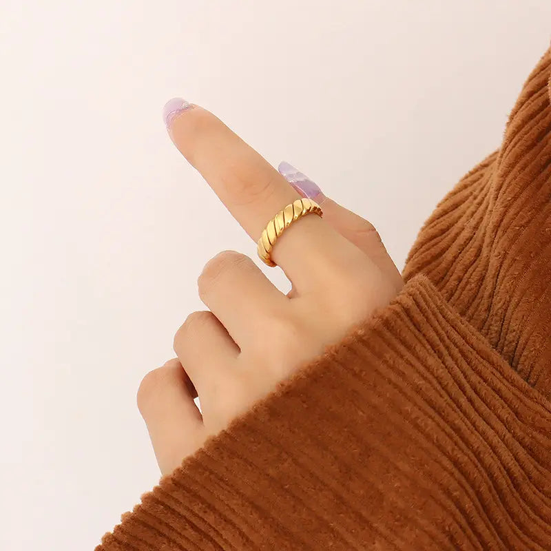 Crossiant Rope Ring